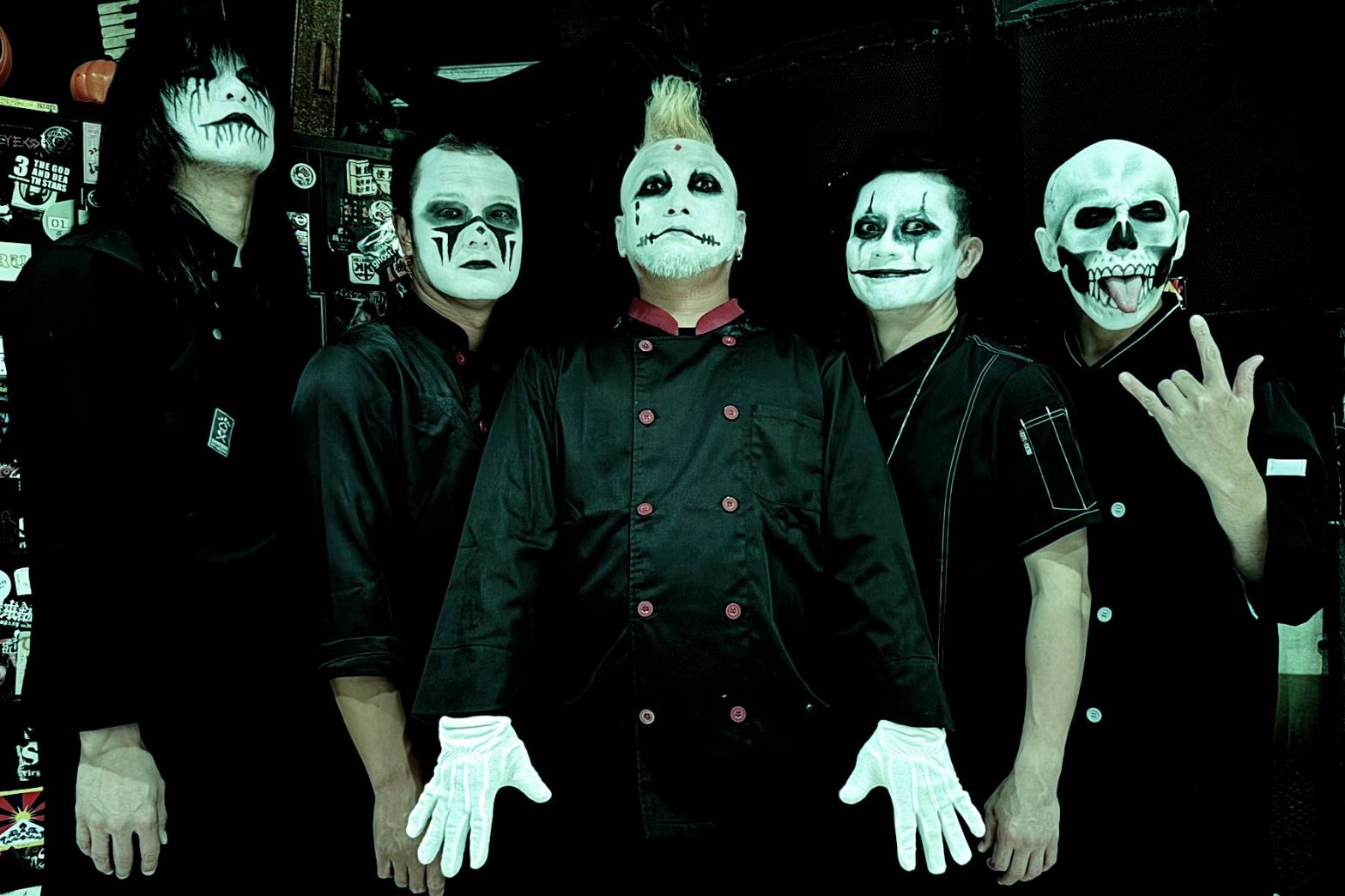 白塗り姿のCURRYBOYS FROM HELLのメンバー5人の集合写真。横長に変形して表示。